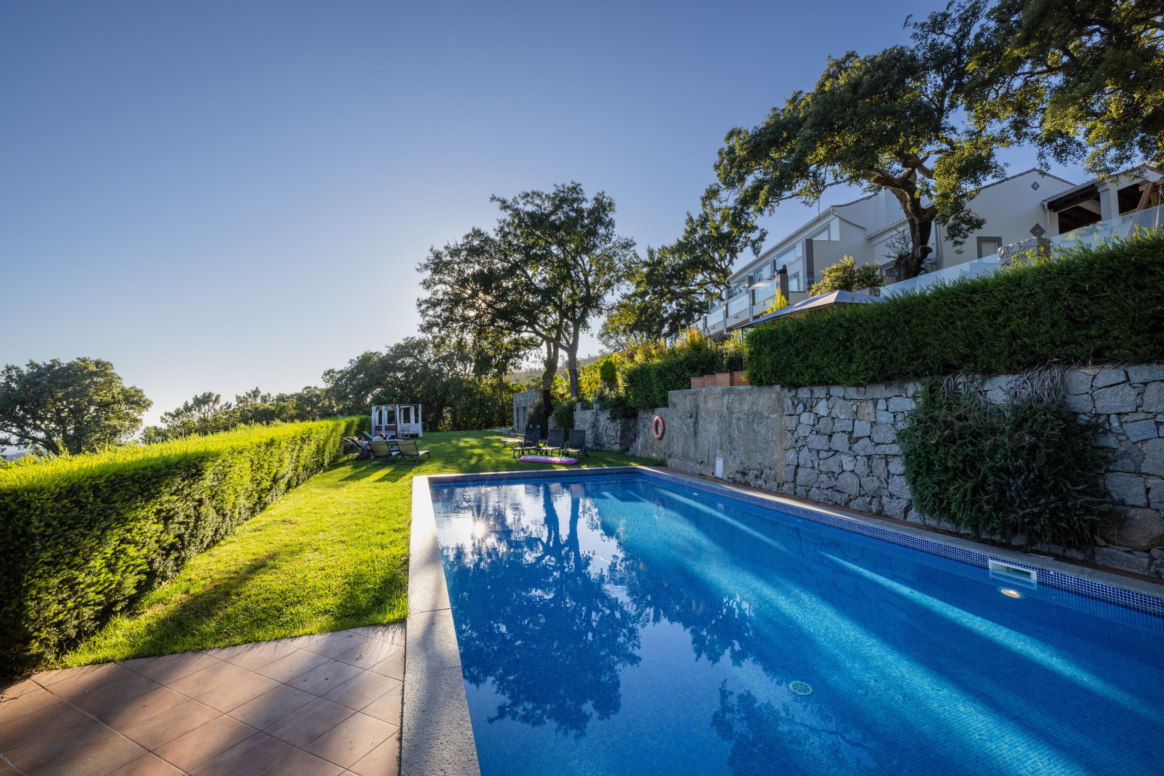 Piscina externa, espreguiçadeiras