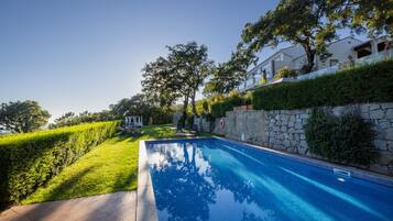 Piscina externa, espreguiçadeiras