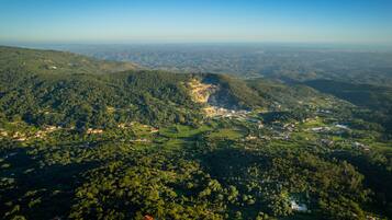 Vista aérea de una zona montañosa con edificios y carreteras dispersas.
