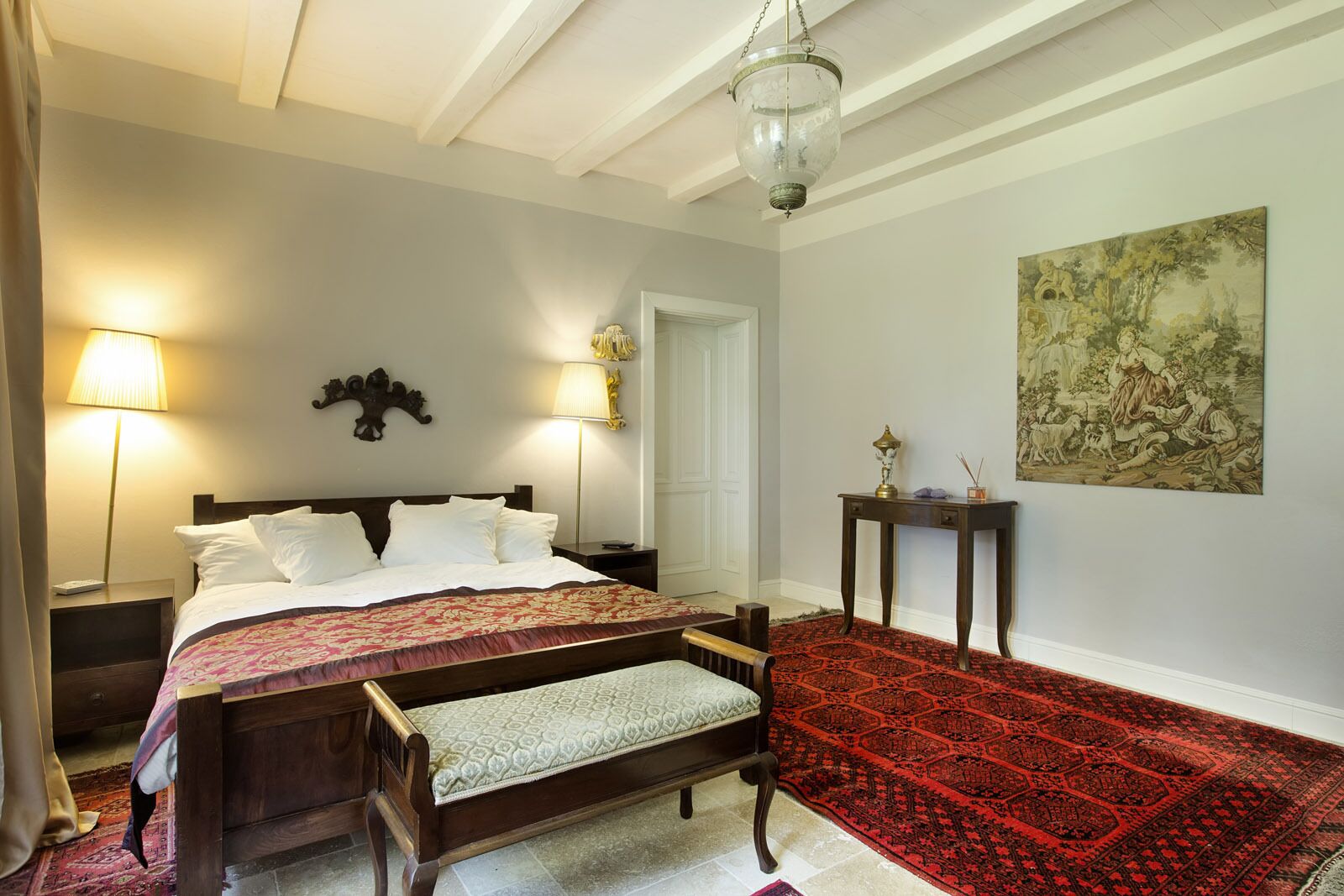 Apartemen | Seprai antialergi dan dilengkapi dengan perabotan berbeda-beda