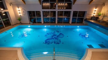 Innenpool, geöffnet von 09:00 Uhr bis 21:00 Uhr, Liegestühle