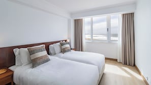 Ropa de cama hipoalergénica, caja fuerte, escritorio