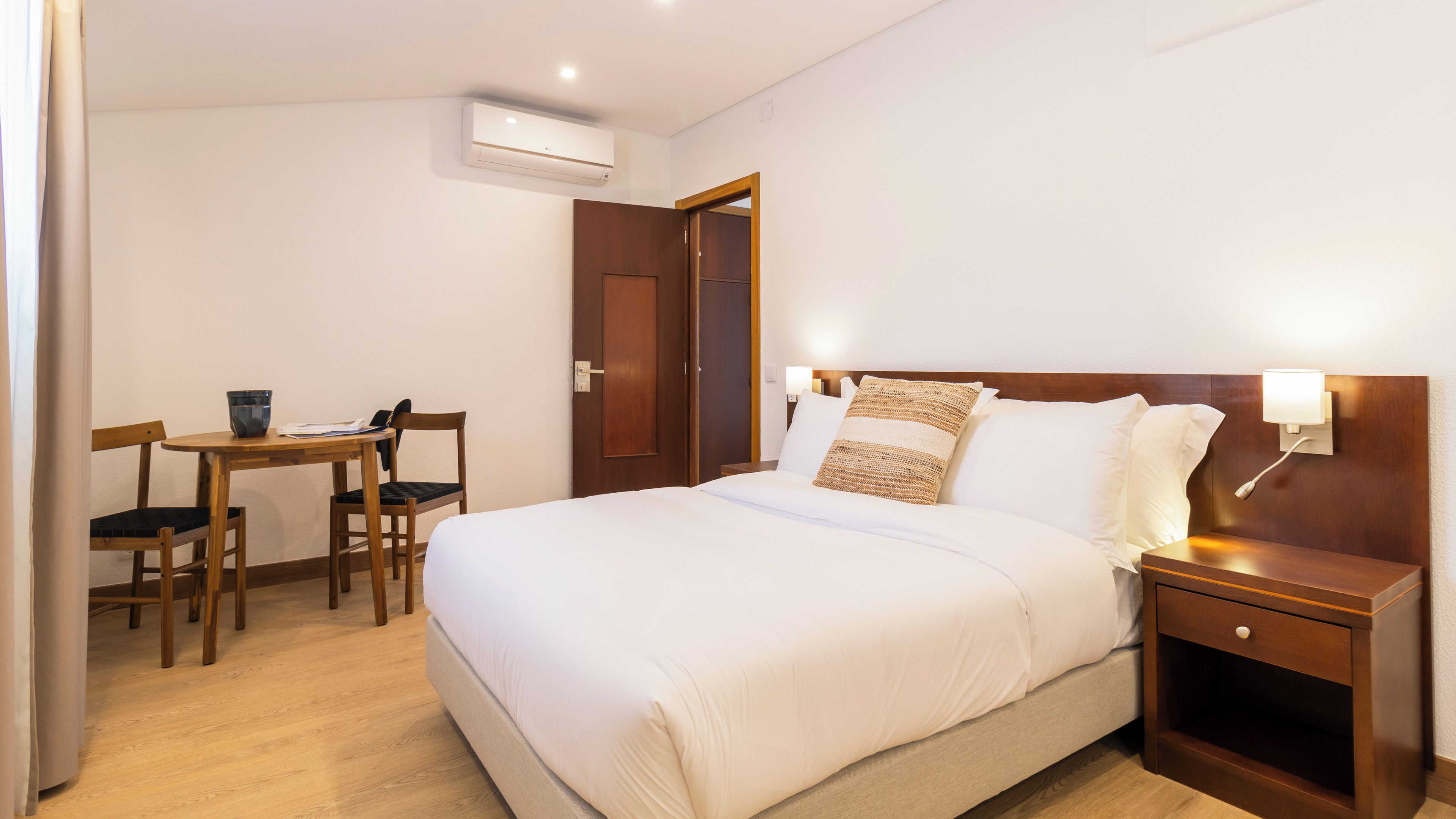 Chambre Quadruple | Literie hypoallergénique, coffres-forts dans les chambres, bureau