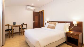 Chambre Quadruple | Literie hypoallergénique, coffres-forts dans les chambres, bureau