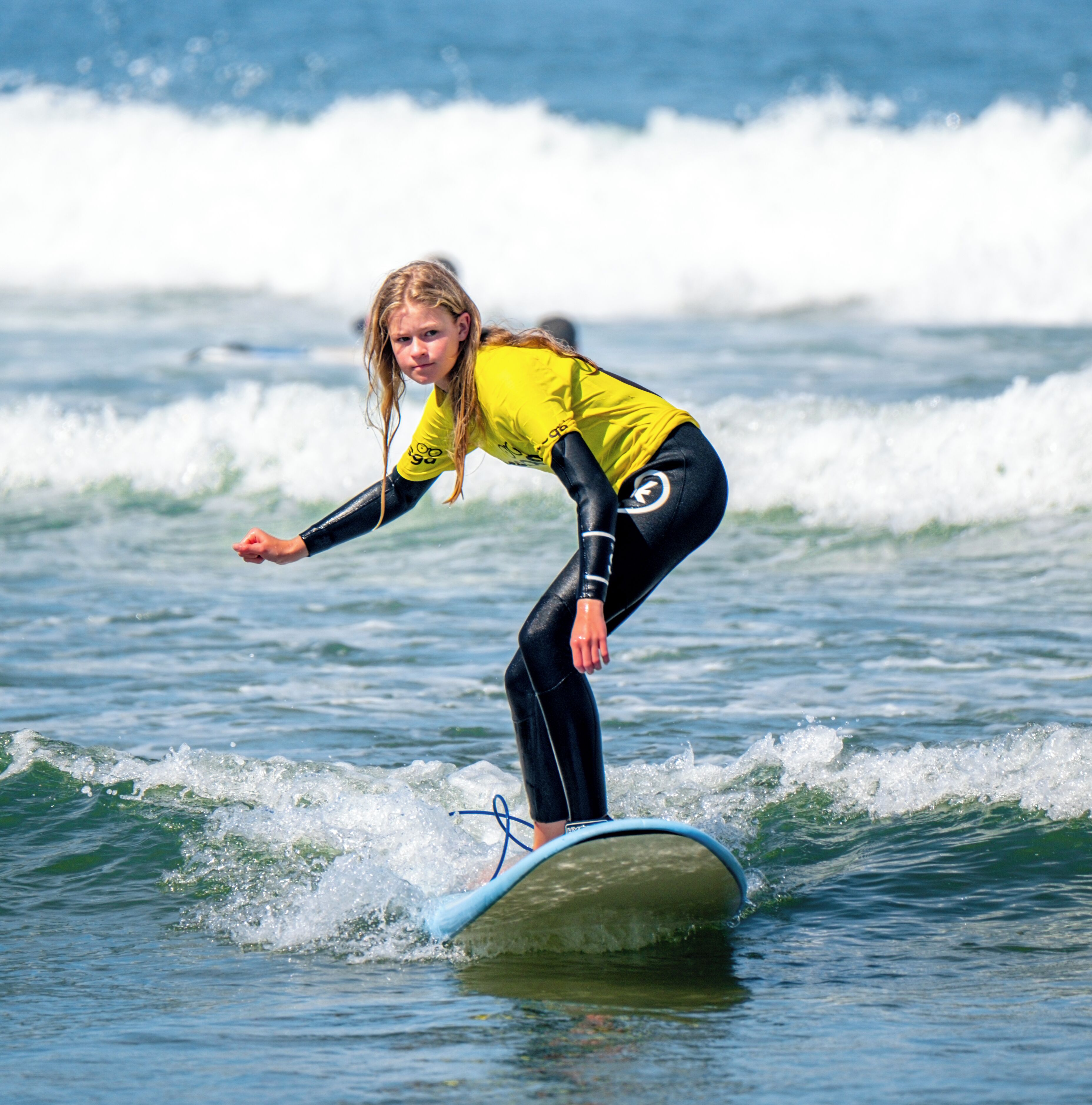 Una persona practicando surf sobre una ola.