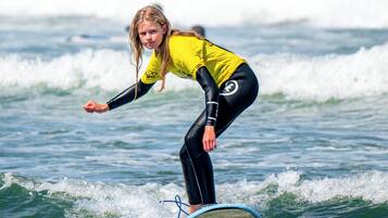 Una persona che fa surf su un'onda.