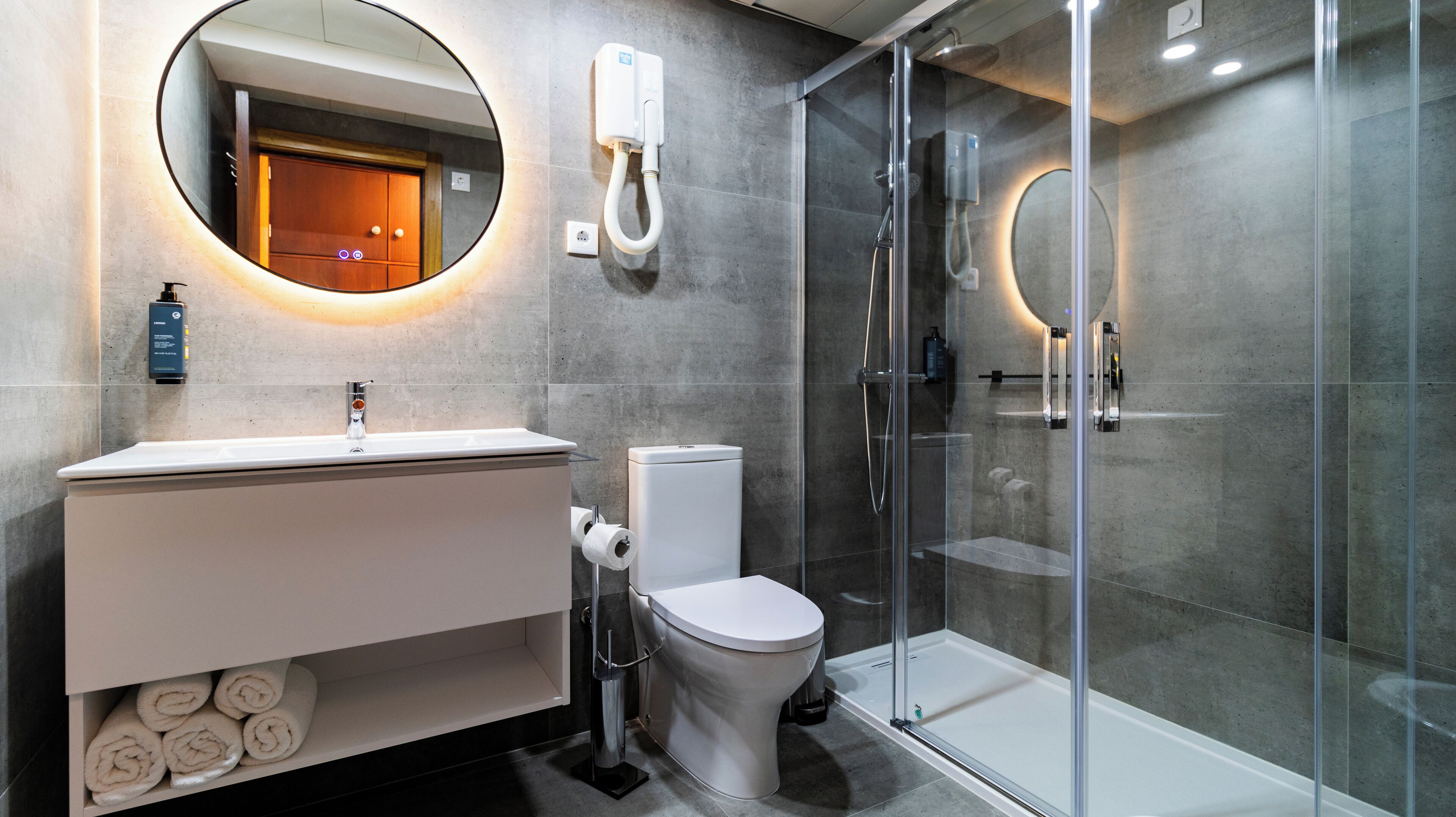 Quarto Triplo Vista Mar Varanda | Kamar mandi | Shower, perlengkapan mandi gratis, pengering rambut, dan kloset