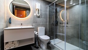 Quarto Triplo Vista Mar Varanda | Baño | Regadera, amenidades de baño gratuitas, secadora de cabello, bidet