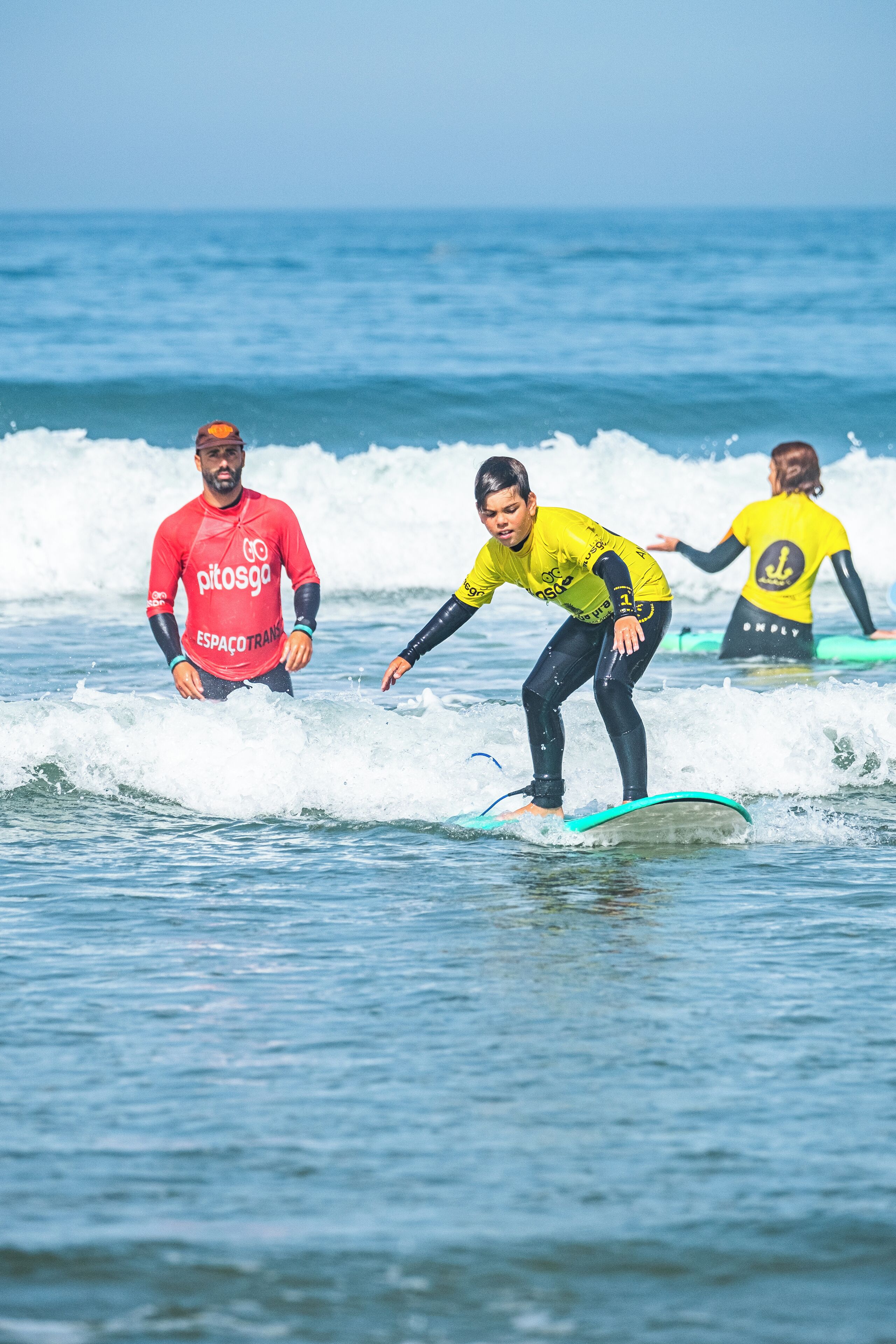 Una persona practicando surf sobre una ola.