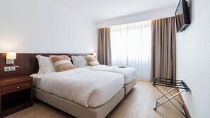 Literie hypoallergénique, coffres-forts dans les chambres, bureau