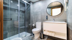 Buồng tắm vòi sen, đồ dùng nhà tắm miễn phí, máy sấy tóc 