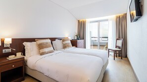 ห้องพักสำหรับสี่ท่าน | เครื่องนอนป้องกันสารก่อภูมิแพ้, ตู้นิรภัยในห้องพัก, โต๊ะทำงาน