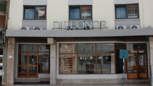 A hotel building with a sign reading "HOTEL DILEONOR". - Hotel Dona Leonor (Caldas da Rainha)