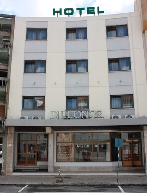 A hotel building with a sign reading "HOTEL DILEONOR". - Hotel Dona Leonor (Caldas da Rainha)