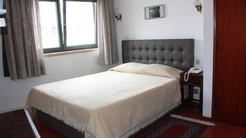 Schreibtisch, schallisolierte Zimmer, Bügeleisen/Bügelbrett