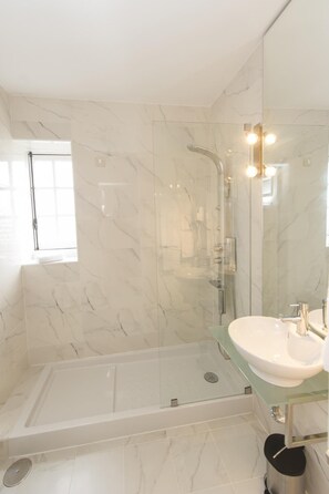 Free toiletries, hair dryer, towels - Hotel João Padeiro (Aveiro)