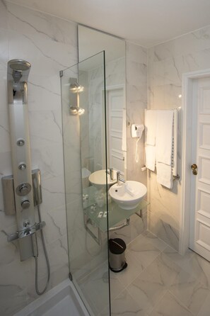 Gratis toalettartiklar, hårtork och handdukar