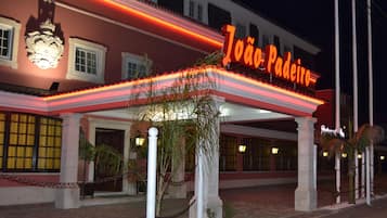 Fachada da propriedade à noite