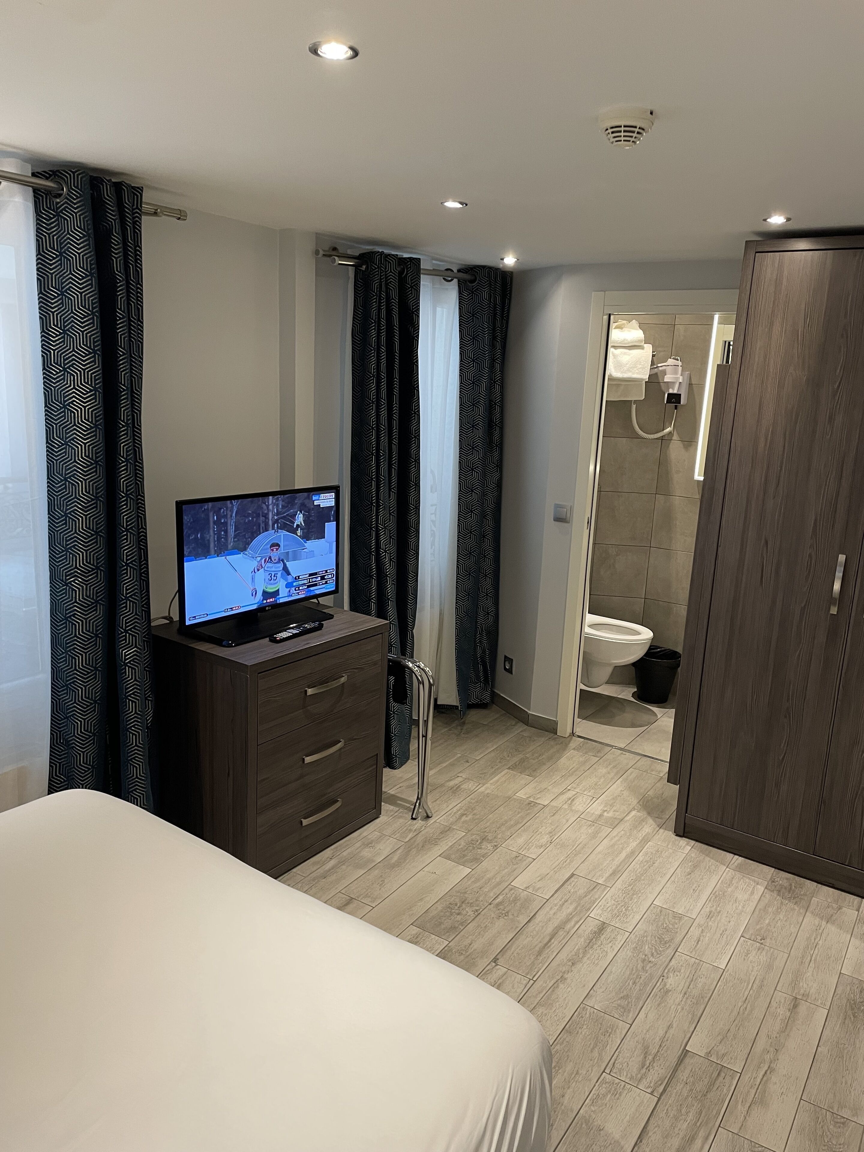 Triple Room | In-room safe, desk, soundproofing, free WiFi
