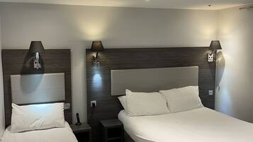 Caja de seguridad en la habitación y escritorio