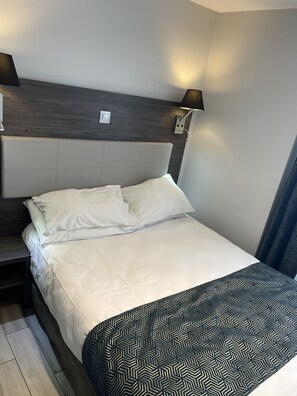 Chambre double | Coffre-fort, bureau, systĂšme dâinsonorisation, accĂšs au Wi-Fi (inclus)