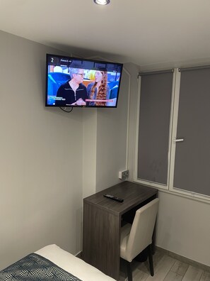 Chambre simple supĂ©rieure | Coffre-fort, bureau, systĂšme dâinsonorisation, accĂšs au Wi-Fi (inclus)
