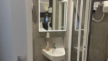 Kamar Triple | Kamar mandi | Pengering rambut dan handuk