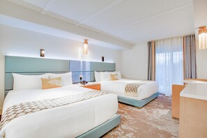 Muebles diferentes, escritorio y tabla de planchar con plancha 