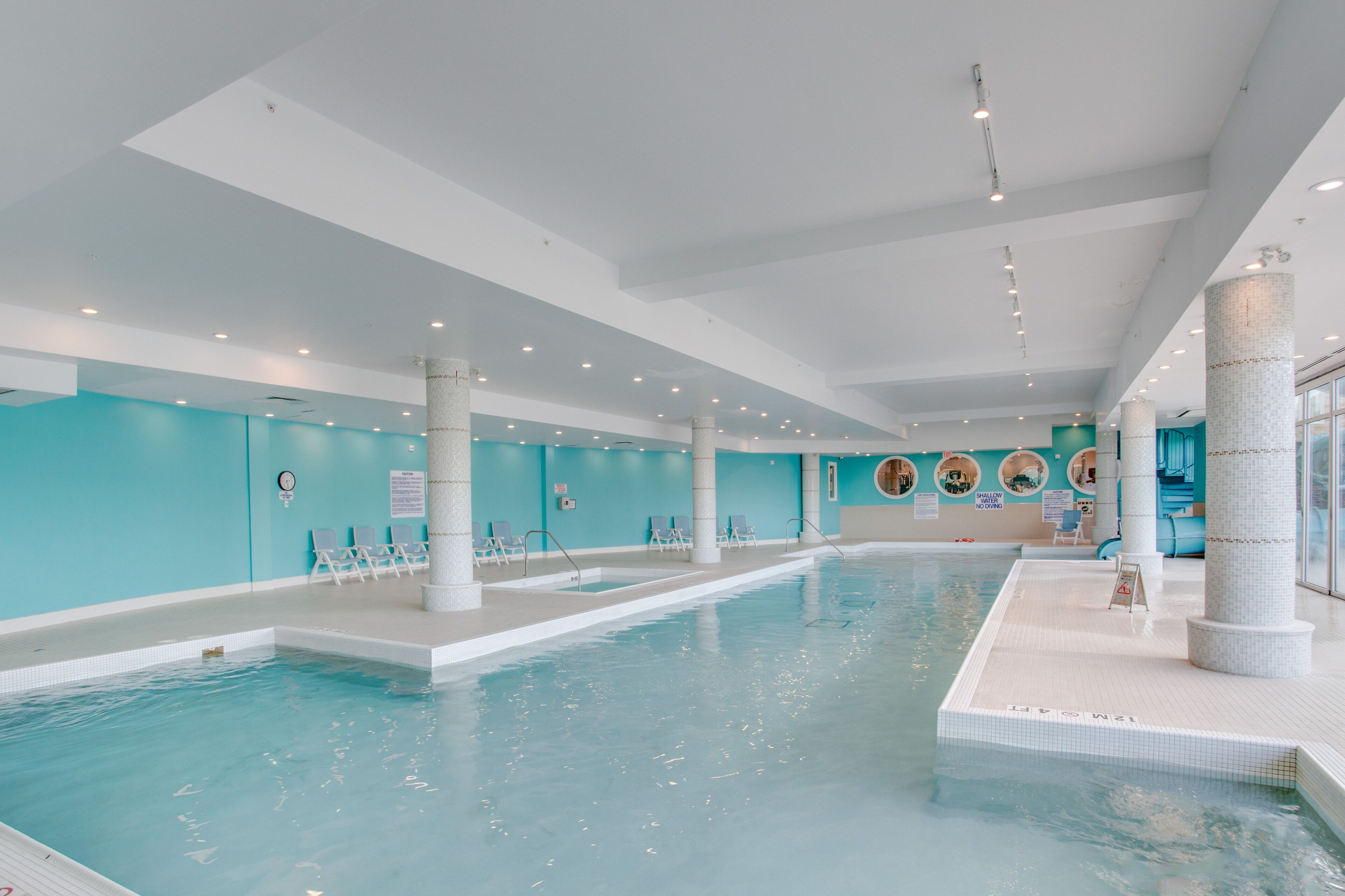 屋内プール、季節限定屋外プール