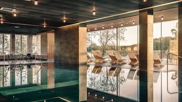 6 binnenzwembaden, een buitenzwembad, ligstoelen bij het zwembad