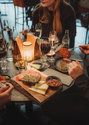 2 restaurants; breakfast, lunch, dinner, and brunch served - Vann Spa Hotel and Conference (Brastad)