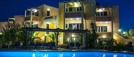 Außenpool (je nach Saison geöffnet), Sonnenschirme, Liegestühle