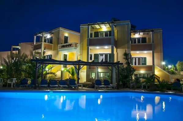 Außenpool (je nach Saison geöffnet), Sonnenschirme, Liegestühle