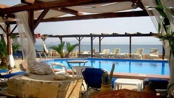 Kolam renang outdoor musiman, dengan payung kolam renang