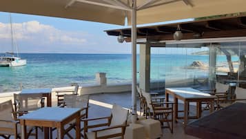 Sarapan dihidangkan, berhadapan pantai