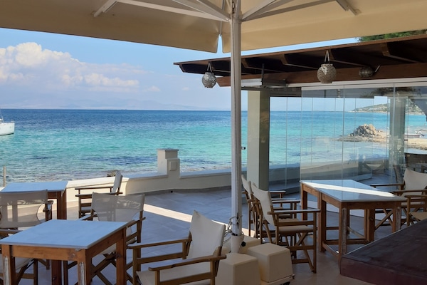 Petit déjeuner servi sur place, vue sur la plage