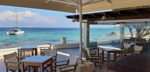 Breakfast served, beach views 