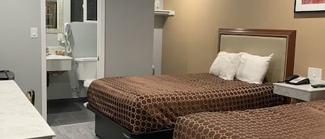 Habitación doble | Tabla de planchar con plancha, wifi gratis y ropa de cama