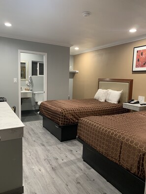 Habitación doble | Tabla de planchar con plancha, wifi gratis y ropa de cama 