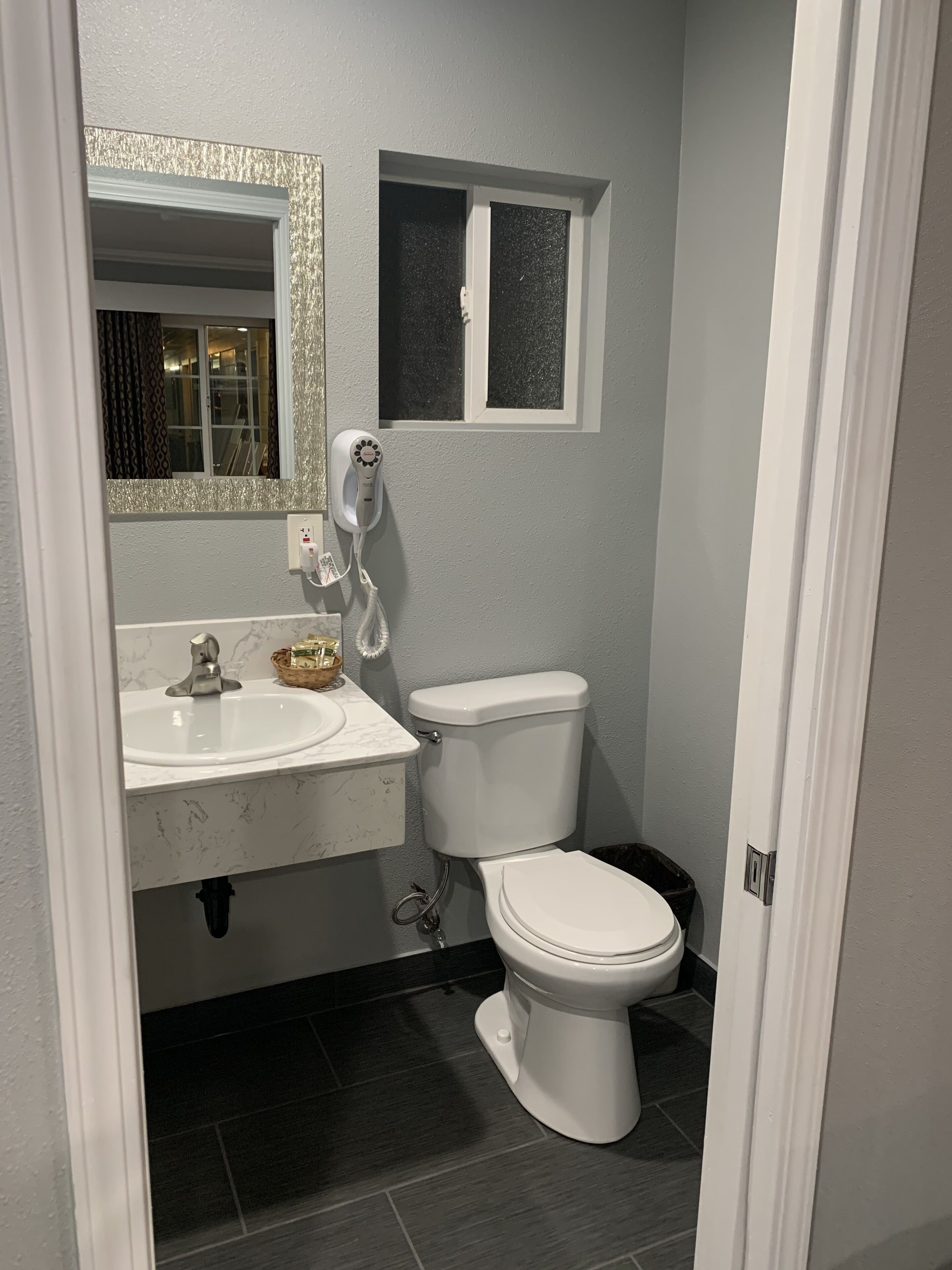 Regadera, secadora de cabello, toallas 