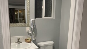Buồng tắm vòi sen, máy sấy tóc, khăn tắm 