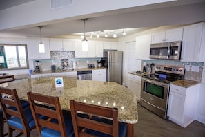 Apartamento, 2 quartos | Cozinha privada | Geladeira, micro-ondas, fogão, cooktop
