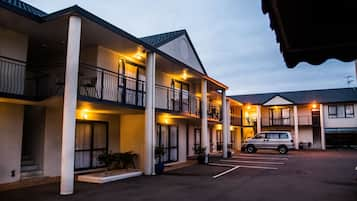 Bagian depan properti - sore/malam