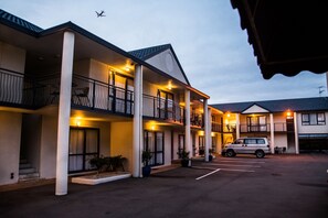 Front of property - evening/night - Annabelle Court Motel (Christchurch)