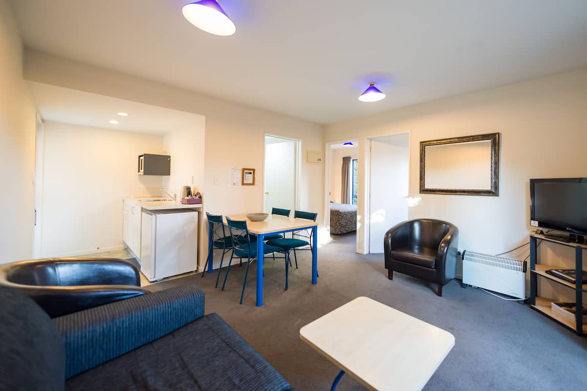 Apartment, 2 Schlafzimmer | Wohnbereich | 32-Zoll-LCD-Fernseher mit Satellitenempfang, Fernseher