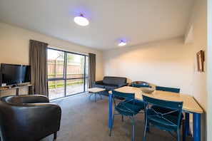Two Bedroom Unit | In-room dining - Annabelle Court Motel (Christchurch)