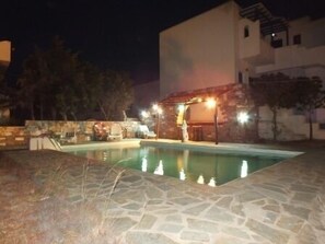 Outdoor pool, pool umbrellas, pool loungers - Piliouris Studios (Paros)