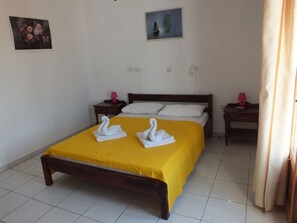 Standard Room | Free cribs/infant beds, rollaway beds, free WiFi - Piliouris Studios (Paros)