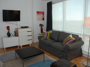 สตูดิโอ, เตียงควีนไซส์ 1 เตียง และโซฟาเบด | ห้องนั่งเล่น | ทีวีจอแบน, แท่นต่อ iPod