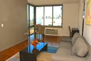 สตูดิโอ, เตียงควีนไซส์ 1 เตียง และโซฟาเบด | บริเวณนั่งเล่น | ทีวีจอแบน, แท่นต่อ iPod